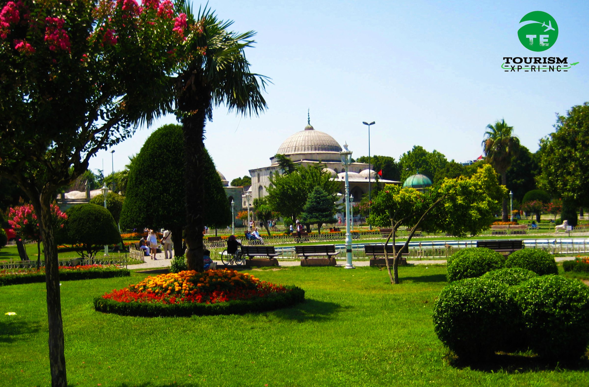 Es una de las plazas más visitadas por los turistas que visitan la ciudad. 