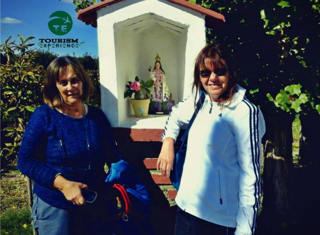 Marisa y Sandra junto a la imagen de la Virgen de la Carrodilla, Patrona de los Viñedos